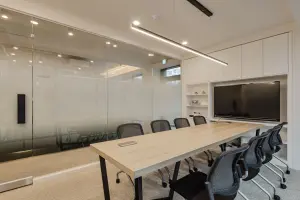 유리 파티션이 돋보이는 모던 회의실 인테리어